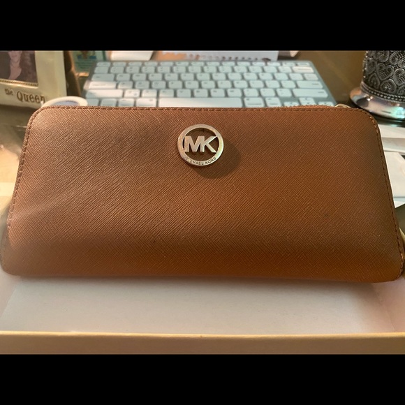 Michael Kors Handbags - Michael Kors Beautiful saffiano  leather Wallet.